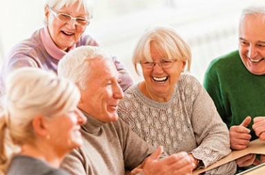 groep senioren die samen een onderwerp bestuderen